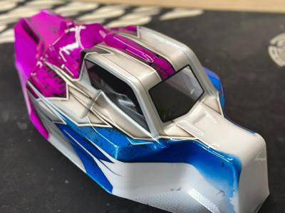 UK-CARROSSERIE P2 BLEU/SILVER/VIOLET METAL PEINTE pour XRAY XB8 2024/2025 - J-CONCEPTS