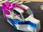 UK-CARROSSERIE P2 BLEU/SILVER/VIOLET METAL PEINTE pour XRAY XB8 2024/2025 - J-CONCEPTS